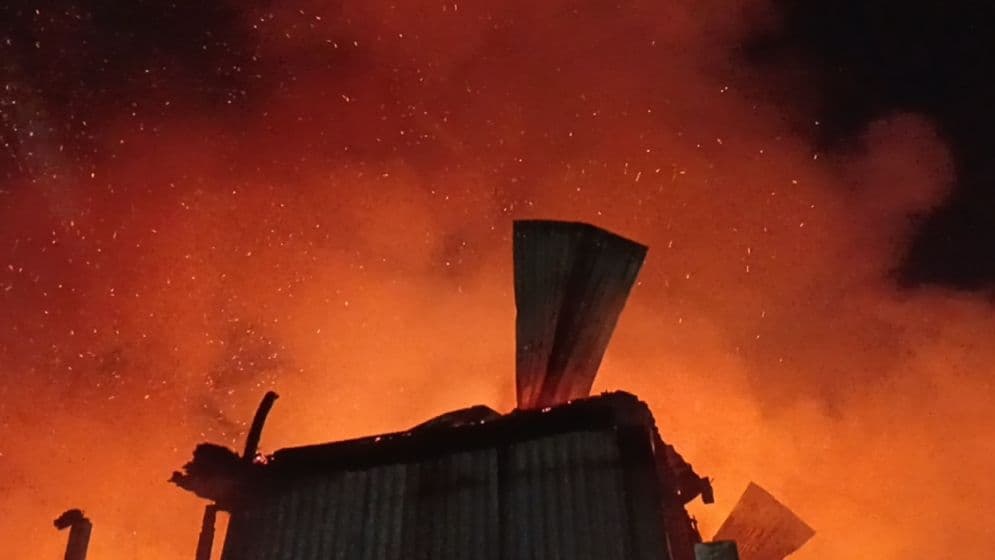 টঙ্গীতে ভয়াবহ অগ্নিকাণ্ডে বস্তির ৪০ ঘর পুড়ে ছাইImage