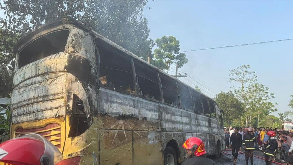 যশোরে চলন্ত বাসে ভয়াবহ অগ্নিকাণ্ড