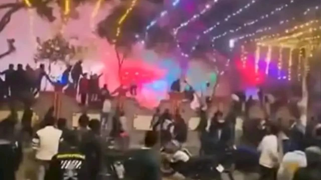 ফরিদপুরে জেমসের কনসার্টে হামলা-ভাঙচুরফরিদপুরে জেমসের কনসার্টে হামলা-ভাঙচুর image