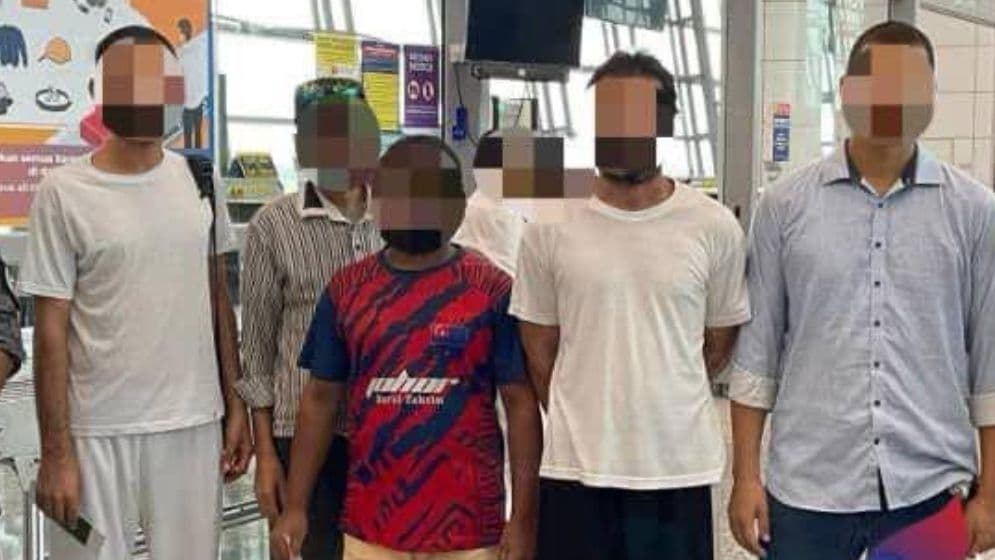 ১১ বাংলাদেশিকে ফেরত পাঠাল মালয়েশিয়া image