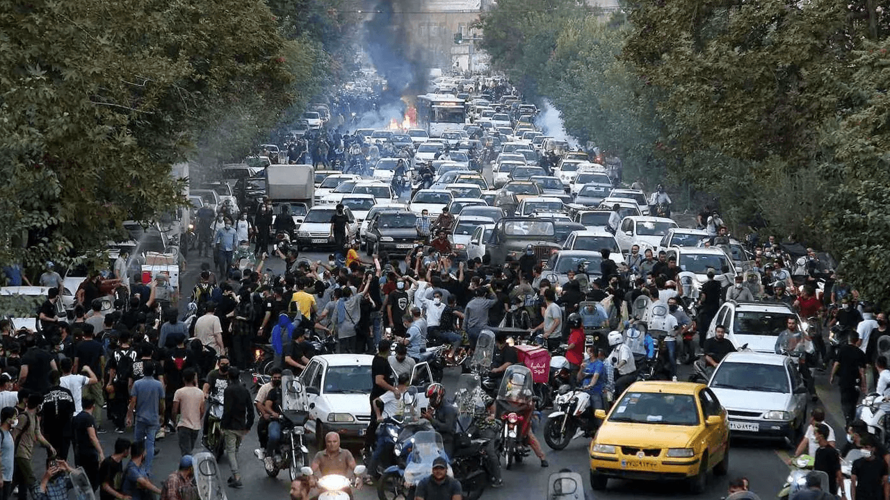 ইরানজুড়ে পরিস্থিতি আরও উত্তপ্ত, নিহত ২৪০০-এর বেশিImage