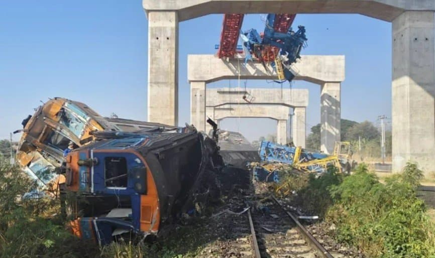 ট্রেনের ওপর ক্রেন পড়ায় ২২ জনের প্রাণহানি, আহত ৩০Image