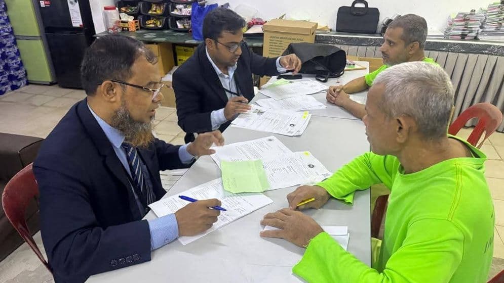 মালয়েশিয়ায় ইমিগ্রেশন ক্যাম্প পরিদর্শনে বাংলাদেশের হাইকমিশনImage