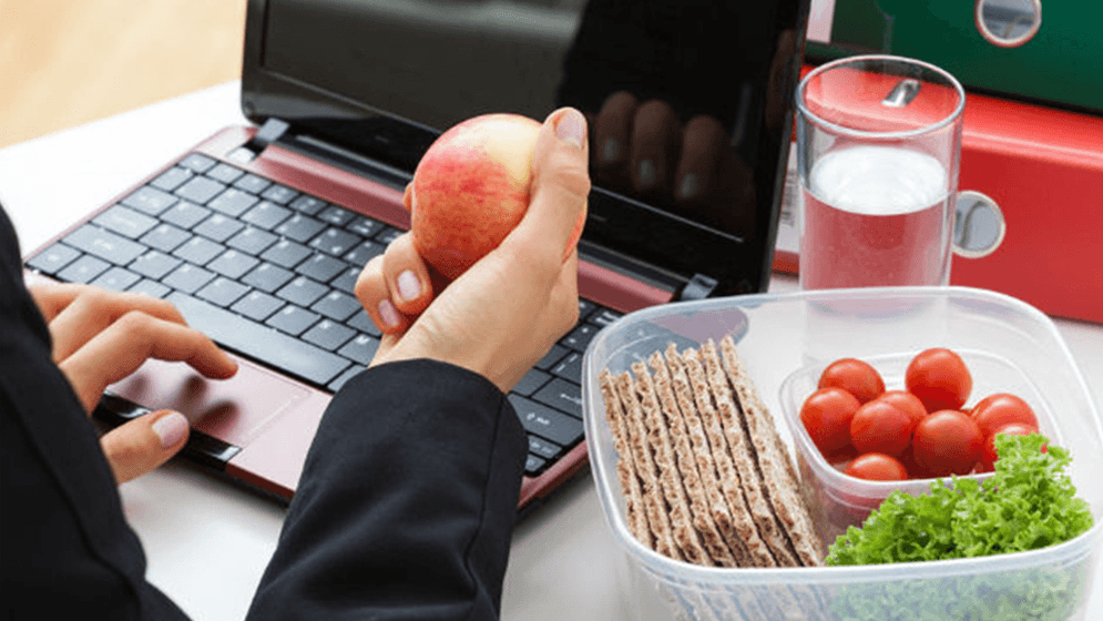 অফিসে অবসাদ কাটাতে কাজের ফাঁকে স্বাস্থ্যকর যা খেতে পারেন