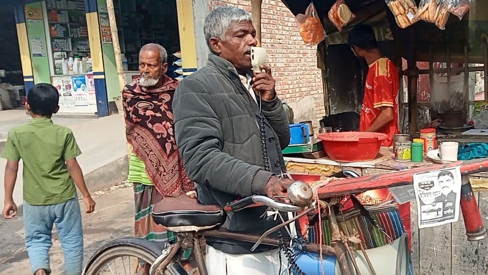 বাইসাইকেল চালিয়ে এমপি প্রার্থী নিজেই চালাচ্ছেন প্রচার-প্রচারণা
