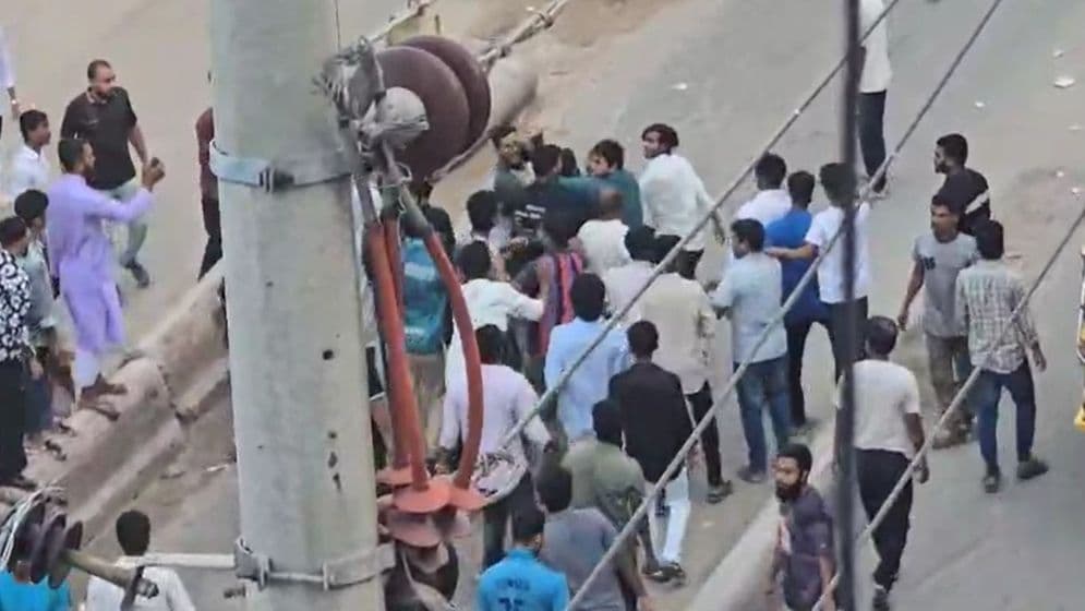 নারায়ণগঞ্জে হকারদের হামলায় সিটি করপোরেশনের দুই কর্মচারী আহত