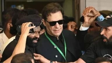 এক চোখের দৃষ্টি হারিয়েছেন ইমরান খান image