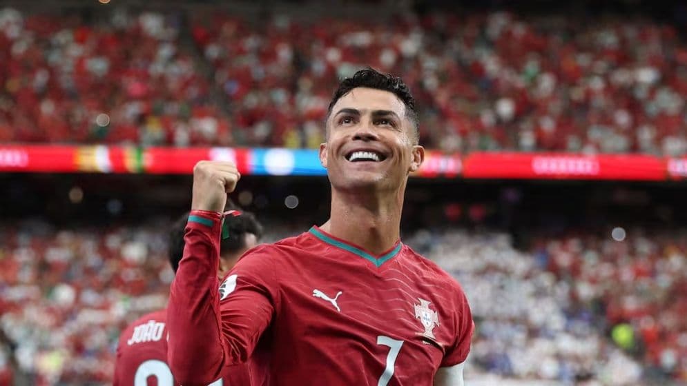 রোনালদোর জোড়া গোলে এগিয়ে থেকে বিরতিতে পর্তুগাল