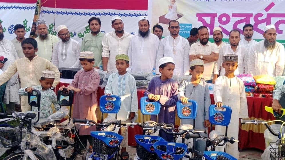 মসজিদে টানা ২৭৫ ওয়াক্ত নামাজ আদায়, ১৩ শিশুকে সাইকেল উপহার