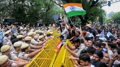 ভারতে এবার সরকার পতনের ডাক image
