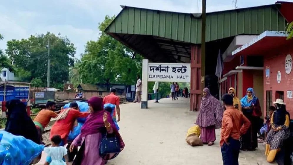শিশু সন্তানকে রেখে চলন্ত ট্রেনের নিচে ঝাঁপ দিলেন মা