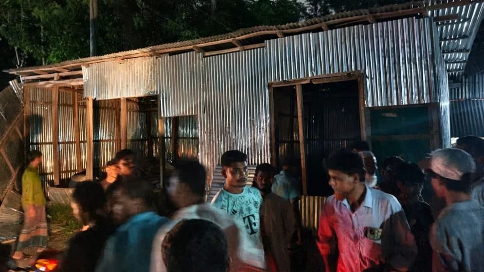 পাবলিক টয়লেট ভেঙে বিএনপি অফিস, এমপির উপস্থিতিতে উচ্ছেদ