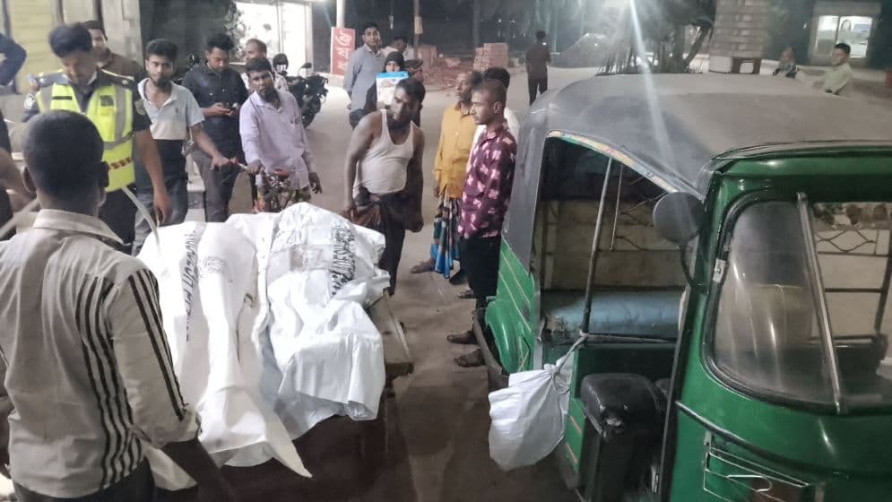 বাস-প্রাইভেটকার সংঘর্ষে একই পরিবারের চারজনসহ নিহত ৫