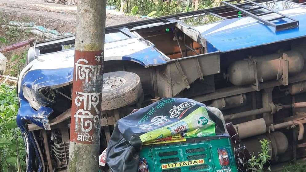 বাসের ধাক্কায় একই পরিবারের তিনজনসহ নিহত ৬Image