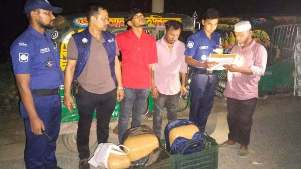 ২২ কেজি গাঁজাসহ দুই কারবারি গ্রেফতার