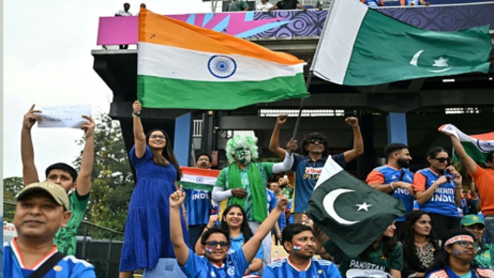 টস জিতে ভারতকে ব্যাটিংয়ে পাঠাল পাকিস্তান image