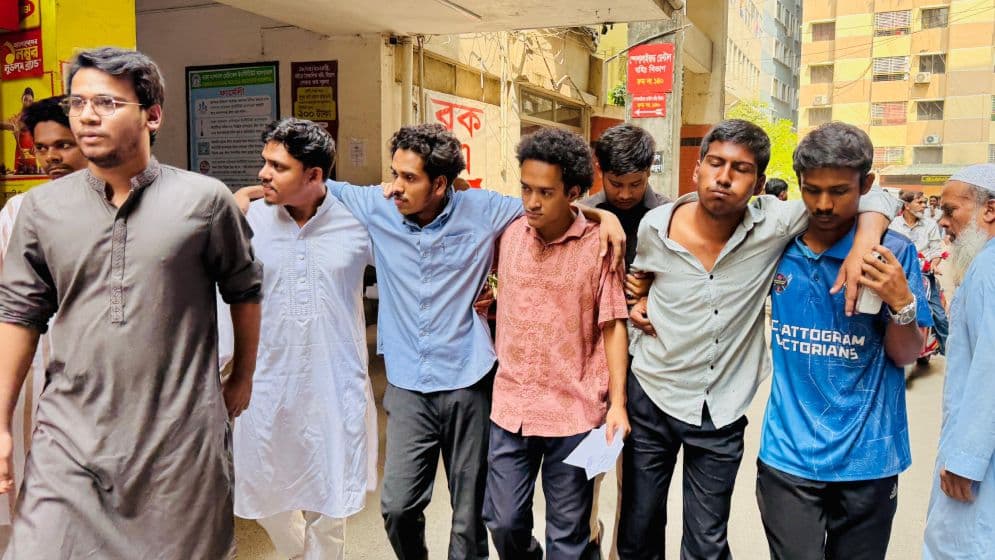 কবি নজরুলে ছাত্রদলের দুপক্ষে সংঘর্ষ, ভিডিও করায় দুই সাংবাদিককে মারধর