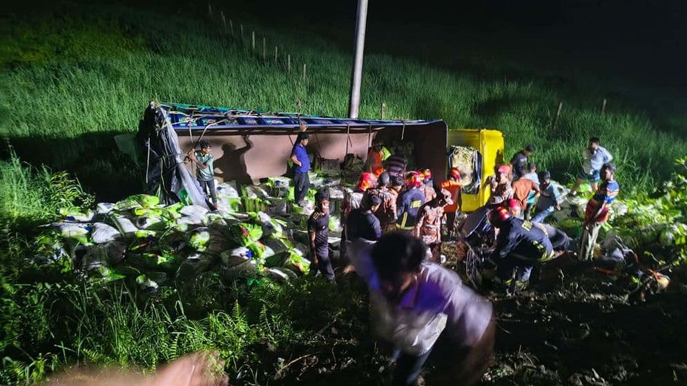 দাউদকান্দিতে ট্রাক খাদে পড়ে নিহত ৭Image