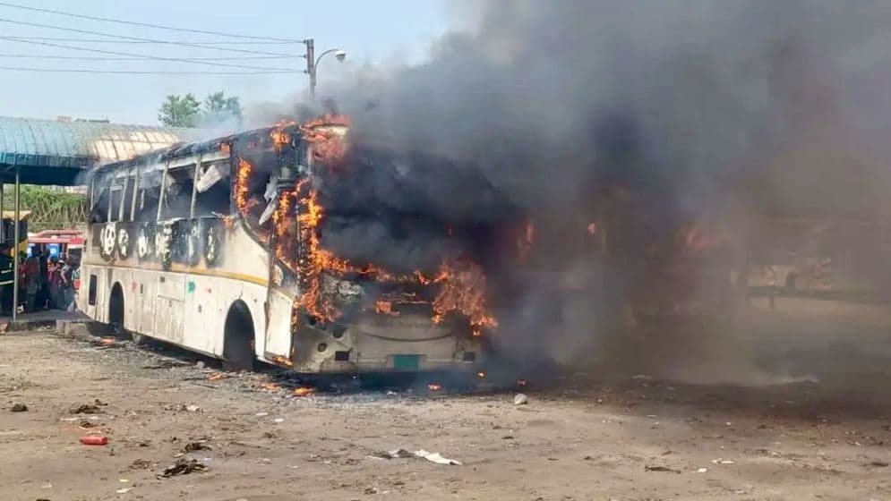 কুমিল্লায় একসঙ্গে ৩ বাসে আগুন