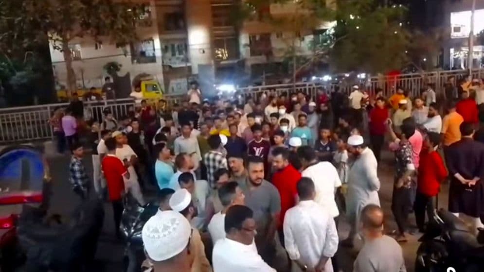 চাঁদাবাজির প্রতিবাদে আদাবর থানা ঘেরাওImage