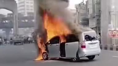 রাজধানীতে চলন্ত প্রাইভেটকারে আগুন image