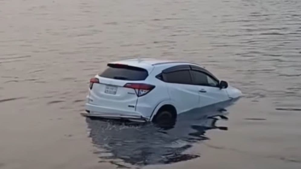 ফেরিতে উঠতে গিয়ে শীতলক্ষ্যায় পড়ে গেল প্রাইভেটকার