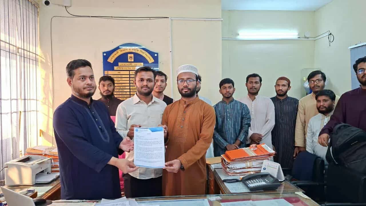 ১৩ দফা দাবিতে নোবিপ্রবি শিবিরের স্মারকলিপি প্রদানImage