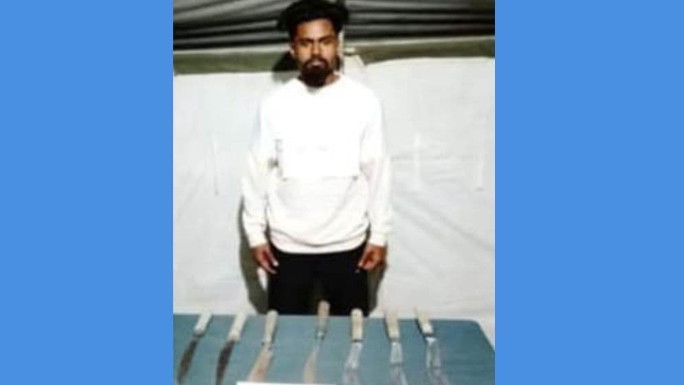 সেনাবাহিনীর অভিযানে দেশীয় অস্ত্রসহ যুবক আটক