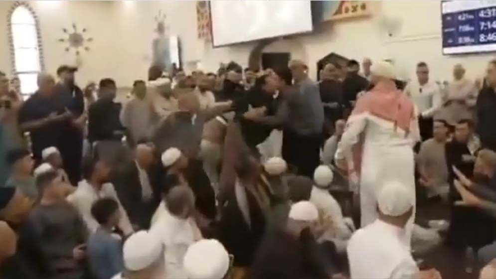 প্রধানমন্ত্রীকে মসজিদ থেকে বের করে দিলেন মুসুল্লিরাImage