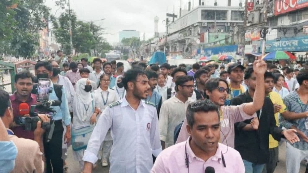 সচিবালয় অভিমুখে শিক্ষার্থীদের লংমার্চ