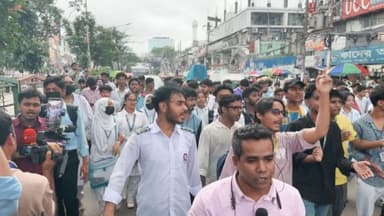 সচিবালয় অভিমুখে শিক্ষার্থীদের লংমার্চ image