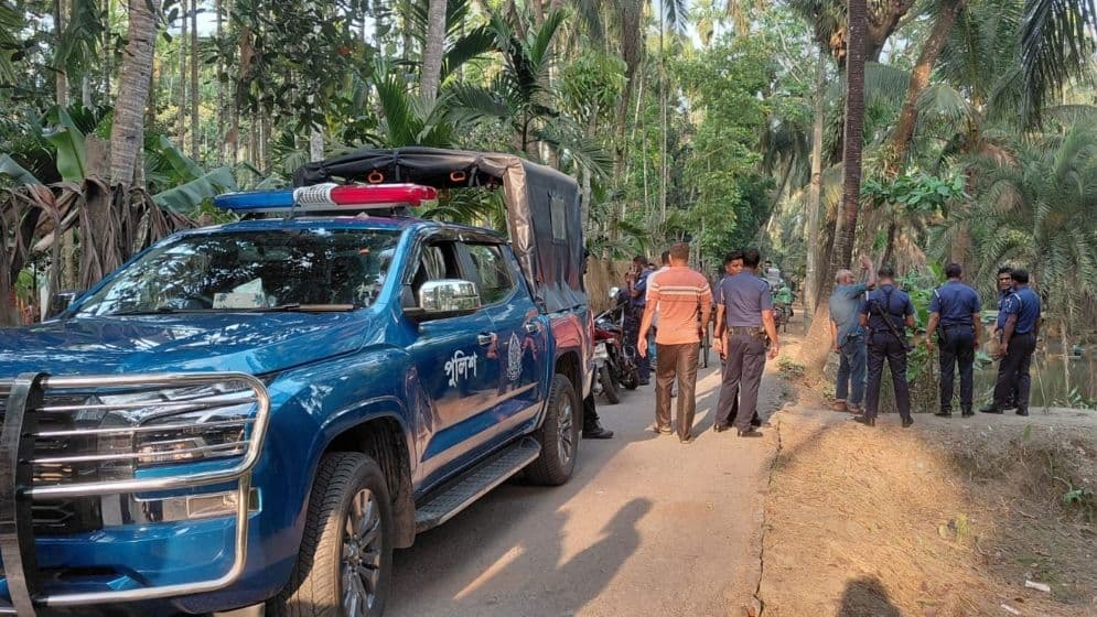 বাগেরহাটে পুলিশ সদস্যকে কুপিয়ে আসামি ছিনতাইImage