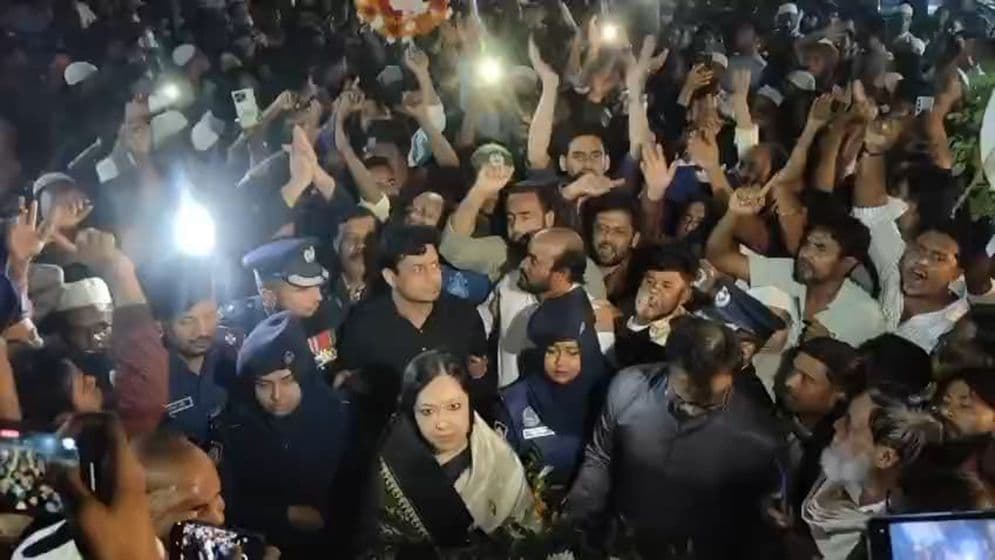 বিএনপি নেতাকর্মীদের বাধায় শহীদ মিনারে শ্রদ্ধা জানাতে পারেননি রুমিন ফারহানা image