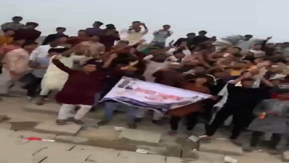 ইফতার পার্টি করে ফেসবুকে ভিডিও দিল নিষিদ্ধ ছাত্রলীগImage