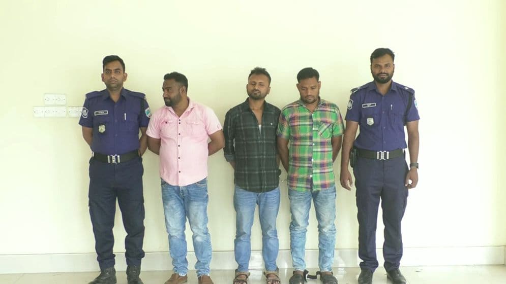 বেনাপোলে পাসপোর্টধারীর টাকা লুট, তিন প্রতারক আটক