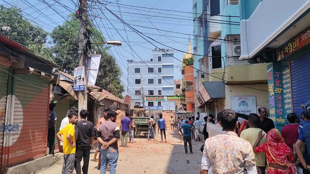 ভৈরবে সড়ক অবরোধ করে দুপক্ষের সংঘর্ষে আহত ৩০