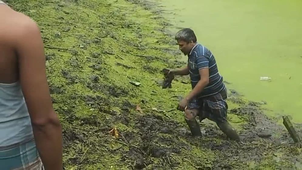 পুকুরে মাছ ধরার সময় গুলিসহ বিদেশি পিস্তল পেলেন দৃষ্টি প্রতিবন্ধী
