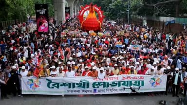 নববর্ষকে স্বাগত জানিয়ে ঢাবিতে ‘বৈশাখী শোভাযাত্রা’ image