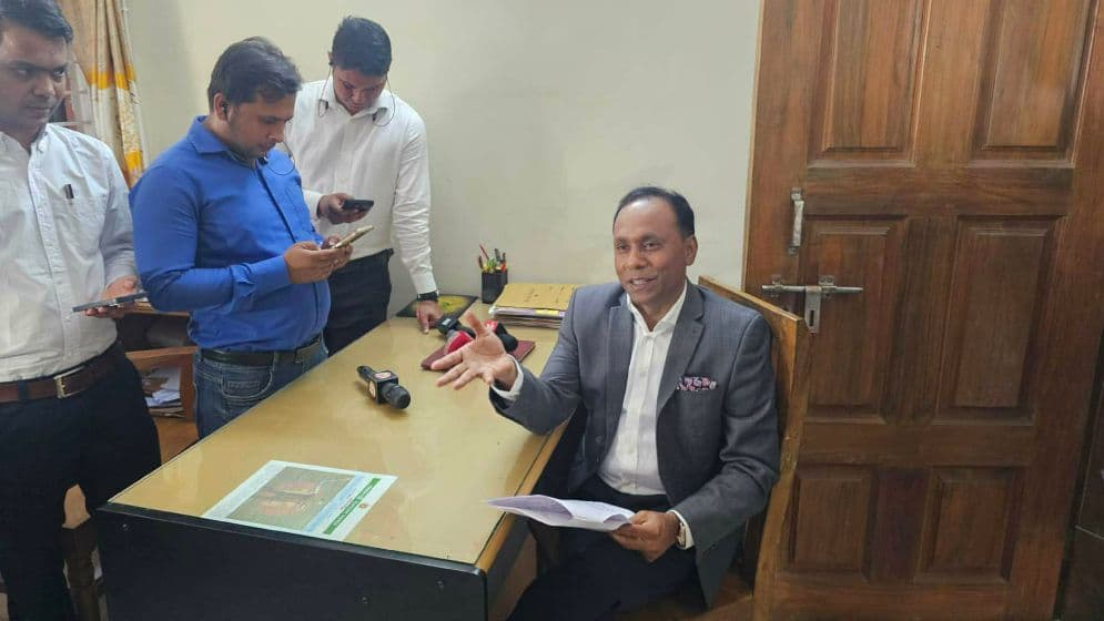 শাস্তি পেলেন সেই ভূমি অফিসের ৩ কর্মকর্তা image