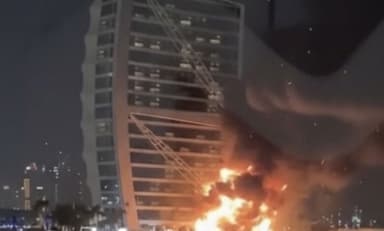 ইরানি হামলায় ক্ষতিগ্রস্ত দুবাইয়ের ল্যান্ডমার্ক বুর্জ আল আরব হোটেল image