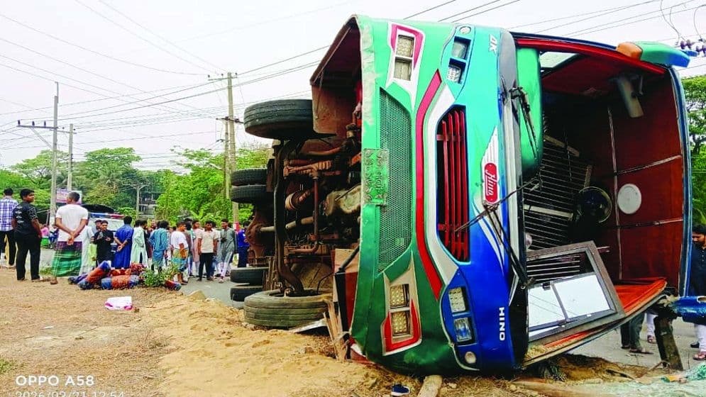 চট্টগ্রামের পটিয়ায় বাস উল্টে নিহত ২, আহত ২০