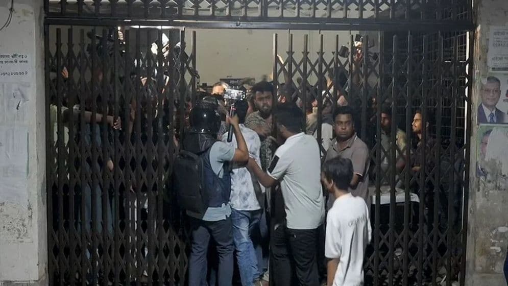 মধ্যরাতে ঢাকা পলিটেকনিকে ছাত্রদল–ছাত্রশিবির সংঘর্ষ, আহত ১০Image