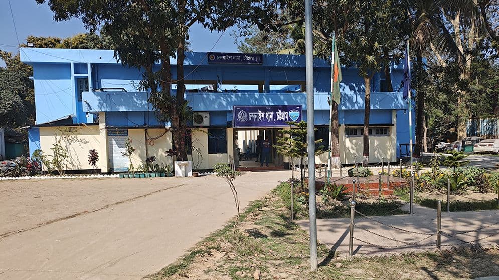 অবৈধভাবে বিতরণের সময় বিপুল পরিমাণ টাকাসহ আটক ৩Image