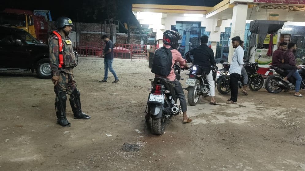 ‘তেল নেই’ লেখা পাম্প থেকে ৩৩ হাজার লিটার জ্বালানি জব্দ!