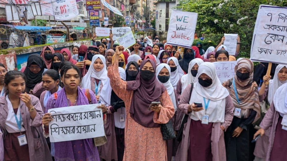 কুমিল্লাায় শিক্ষকদের বদলির প্রতিবাদে শিক্ষার্থীদের বিক্ষোভ