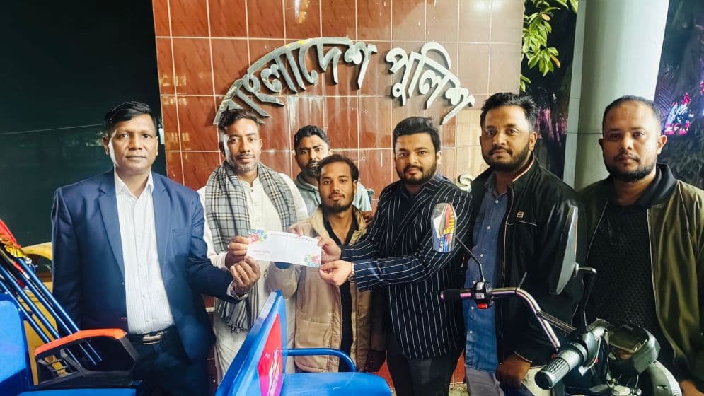 ১৬ লাখ টাকার স্বর্ণ ফেরত দিলেন রিকশাচালক