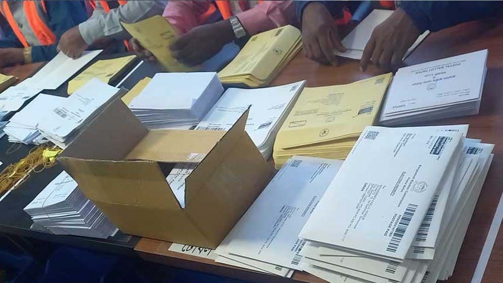 পোস্টাল ব্যালট পৌঁছাতে ৫৭ কিলোমিটারের বিরল লড়াই পোস্টম্যানেরImage