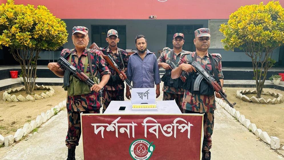 কোমরে ছিল আড়াই কোটি টাকার স্বর্ণের বার