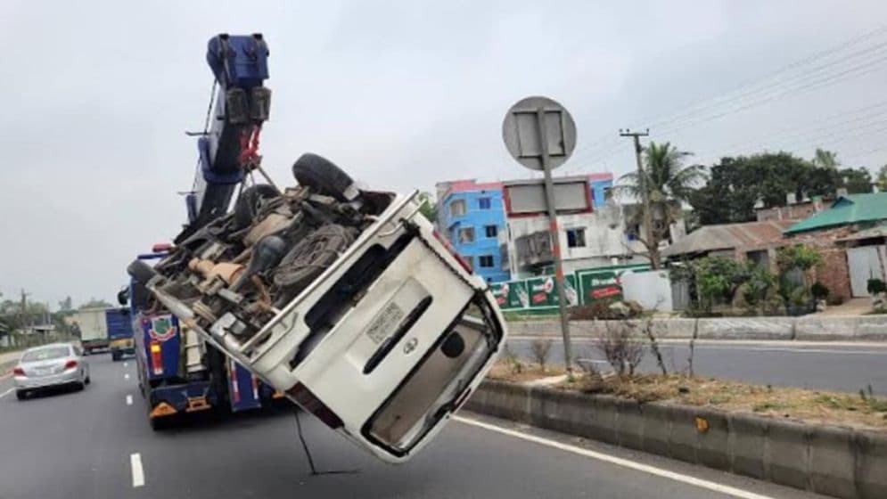 মাইক্রোবাসের সিলিন্ডার বিস্ফোরণে চালকসহ নিহত ৩Image