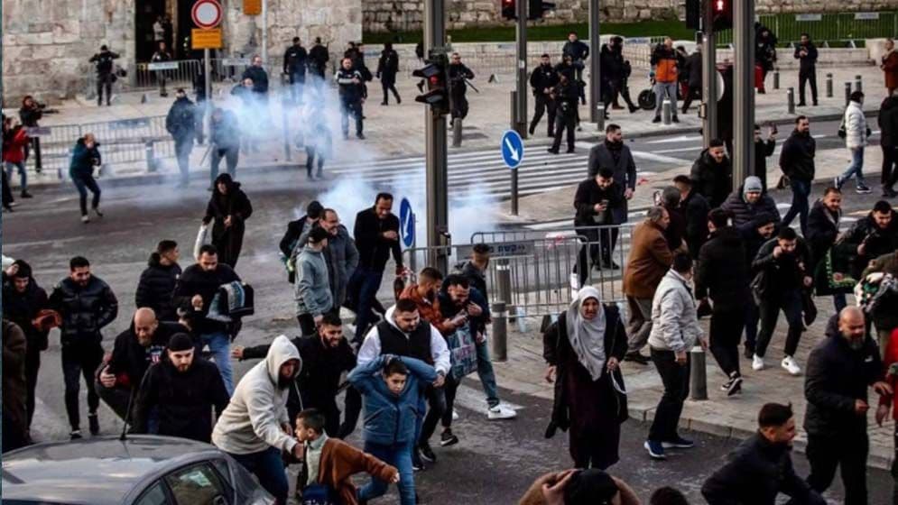 আল আকসায় ঈদের নামাজে মুসল্লিদের ওপর ইসরাইলের হামলা